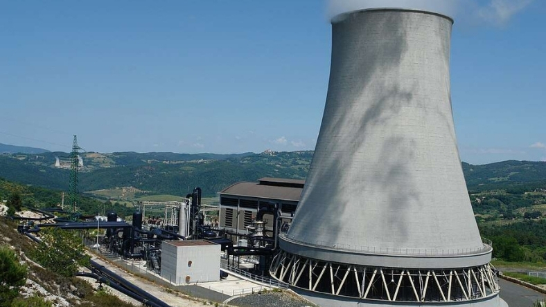 Geothermal power plant with large cooling tower